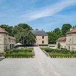 Konukevi Domaine De La Maison 3*